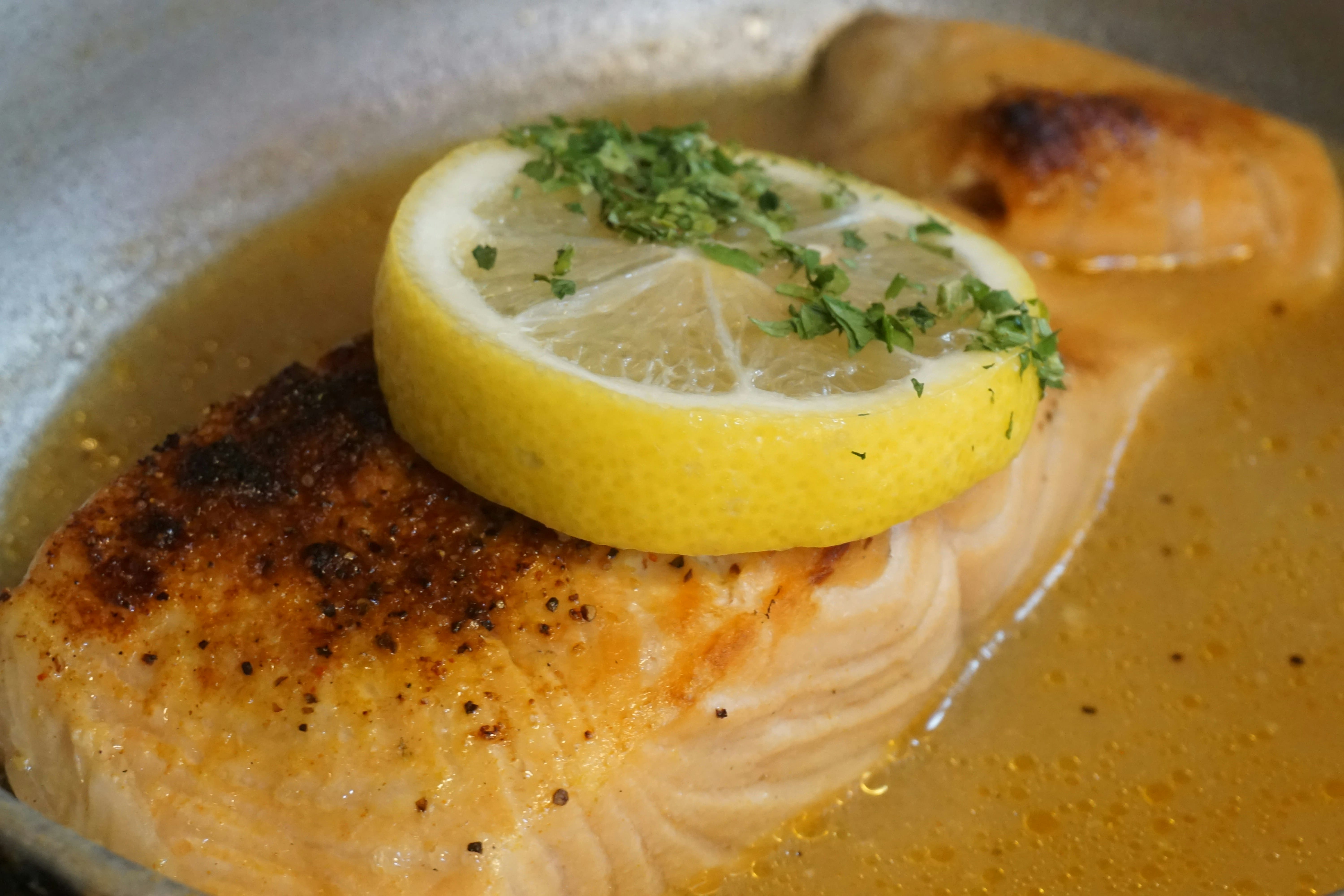 Salmón con hierbas y limón